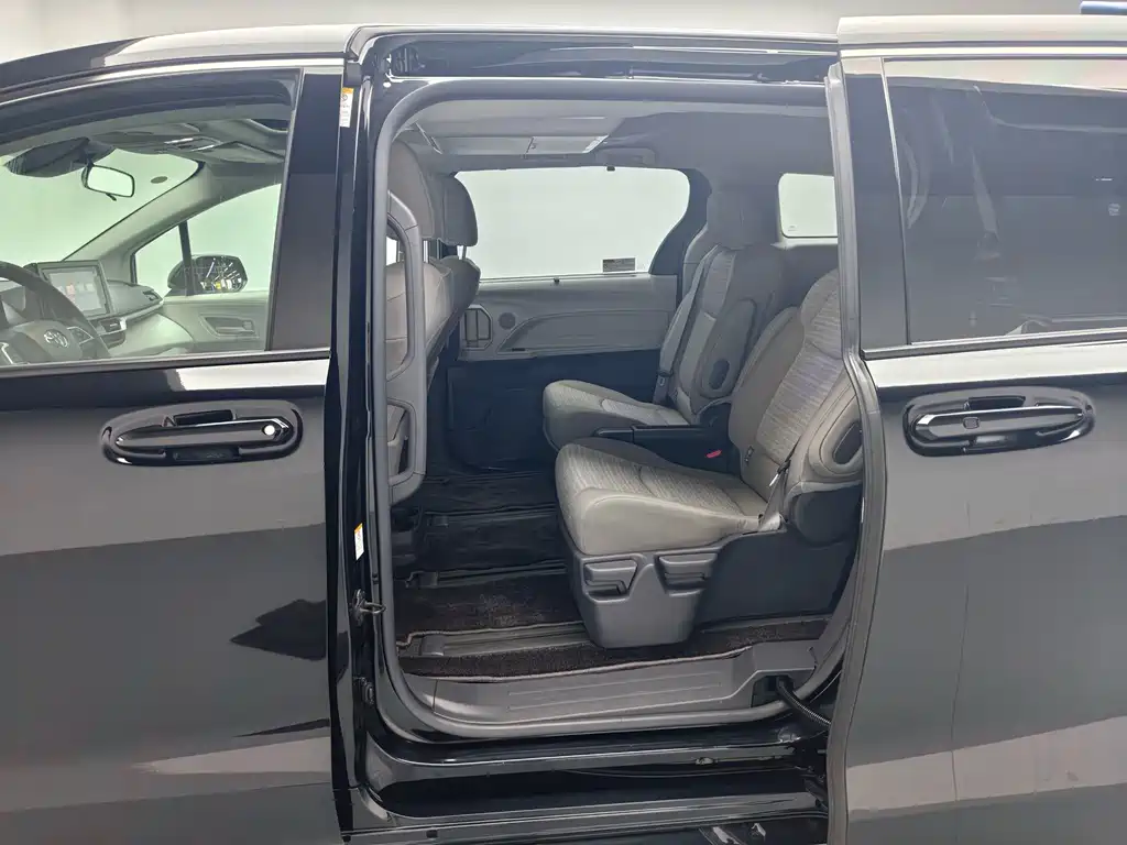Toyota Sienna — фото 15