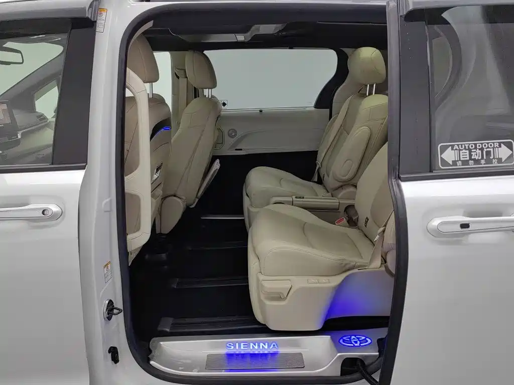Toyota Sienna — фото 15