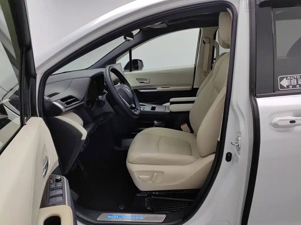 Toyota Sienna — фото 10