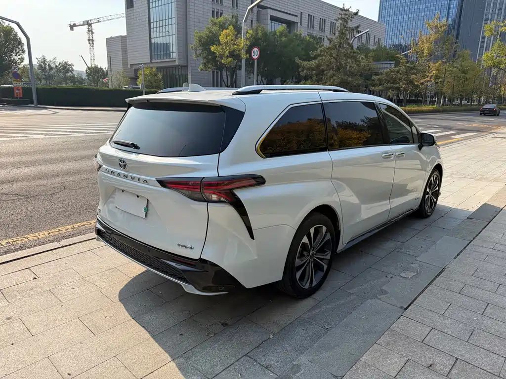 Toyota Granvia — фото 4
