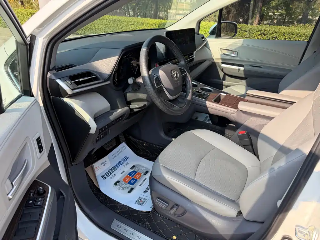 Toyota Granvia — фото 5