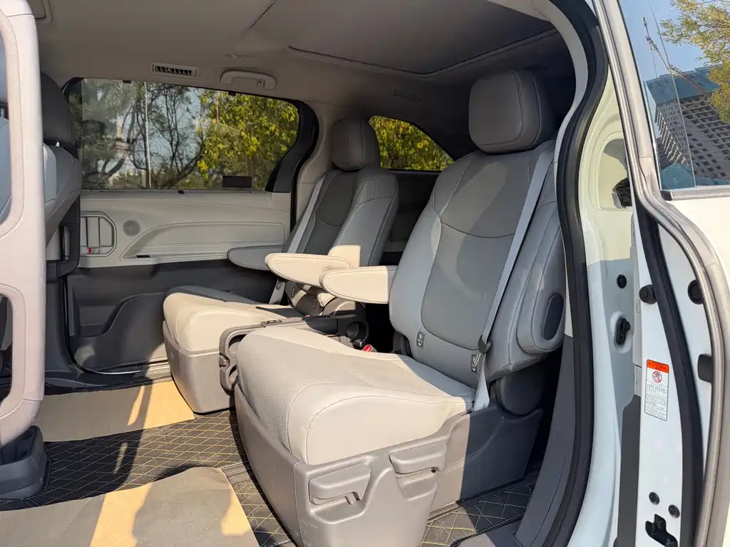 Toyota Granvia — фото 6