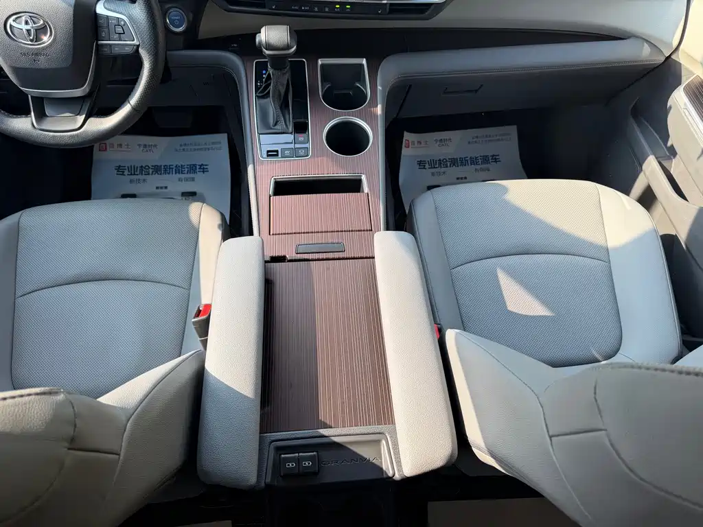 Toyota Granvia — фото 8