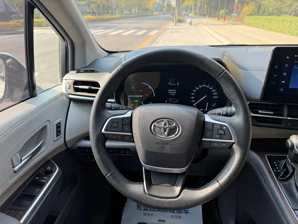 Toyota Granvia — фото 9
