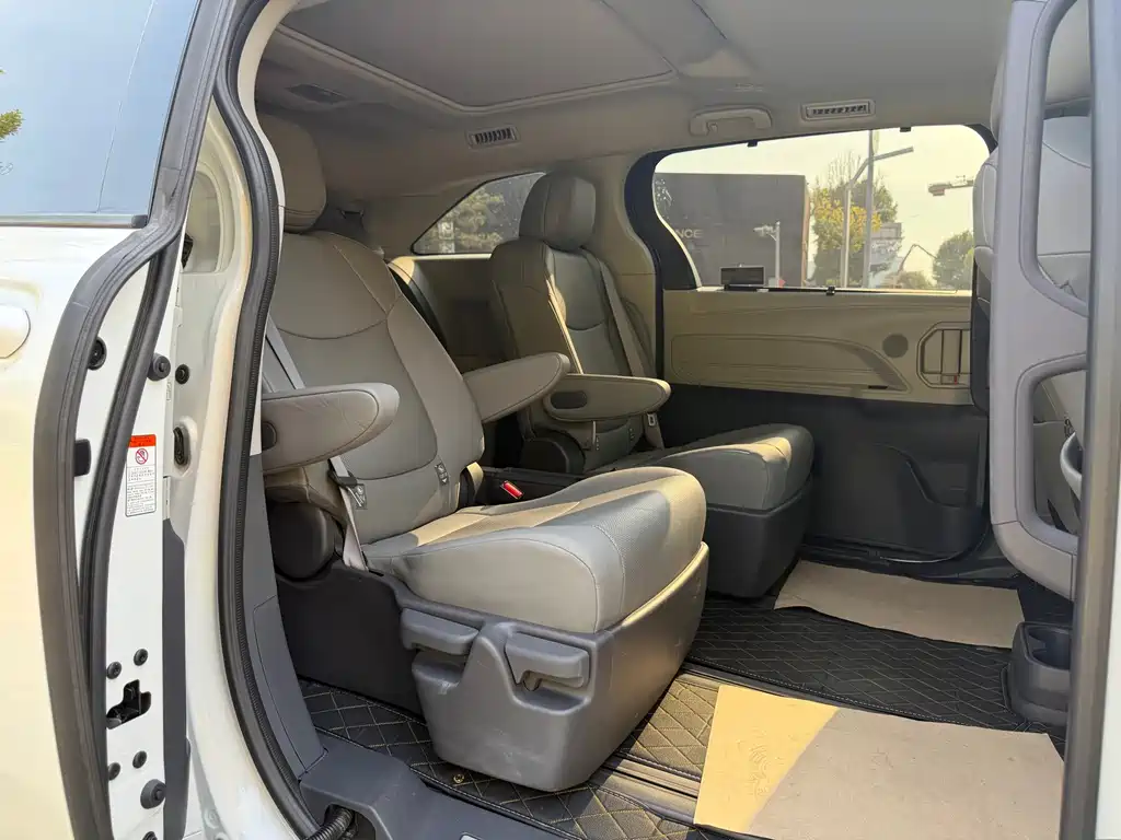 Toyota Granvia — фото 10