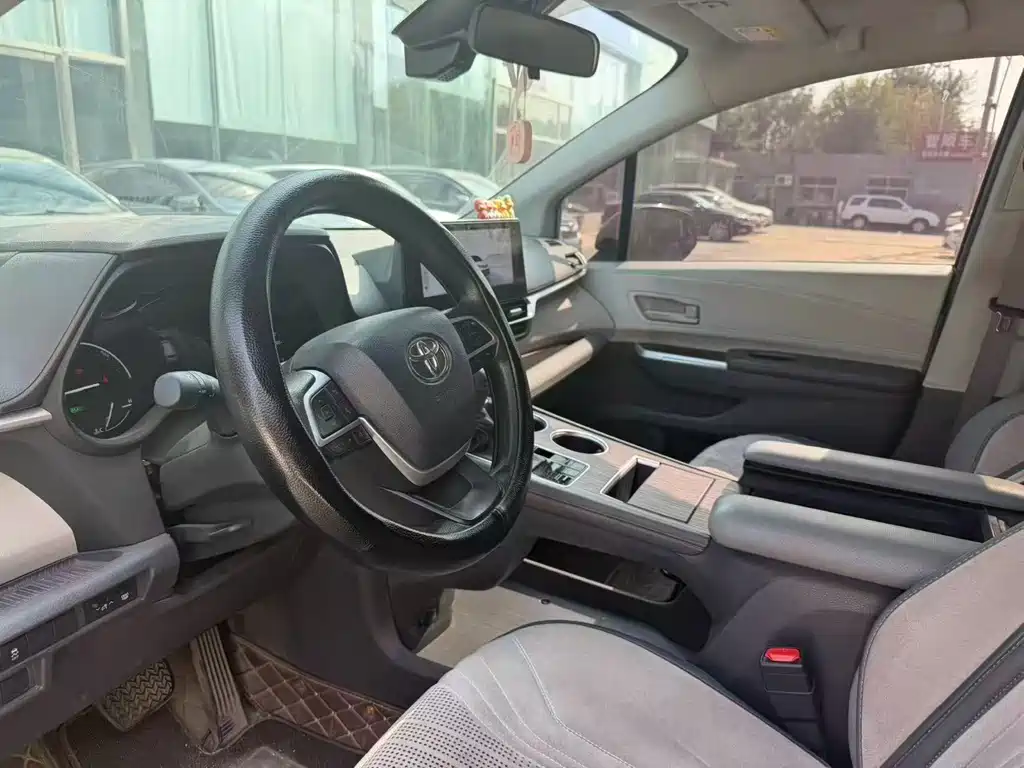 Toyota Granvia — фото 3