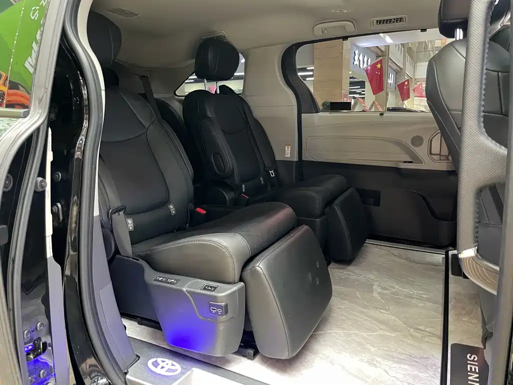 Toyota Sienna — фото 10