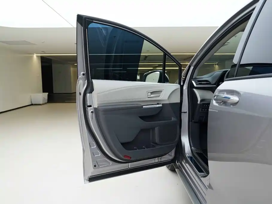 Toyota Granvia — фото 15