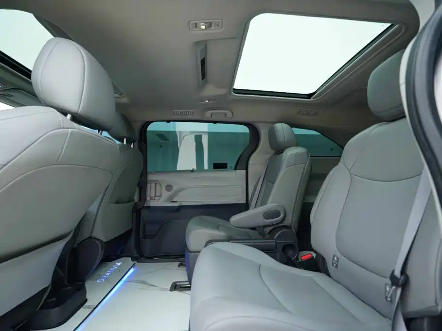 Toyota Granvia — фото 19