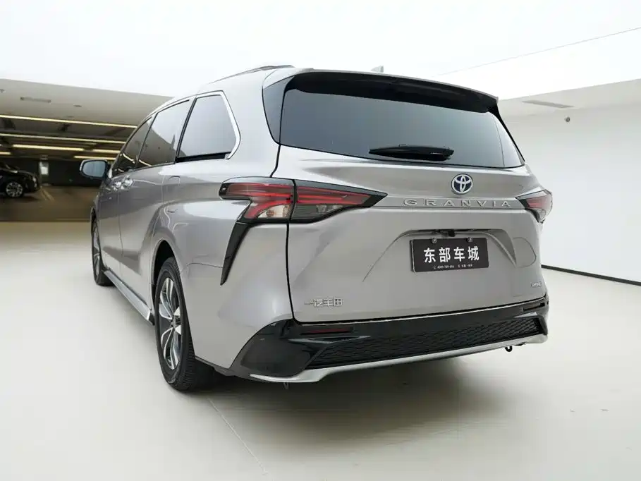 Toyota Granvia — фото 4