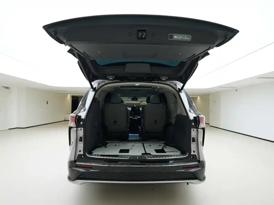 Toyota Granvia — фото 5