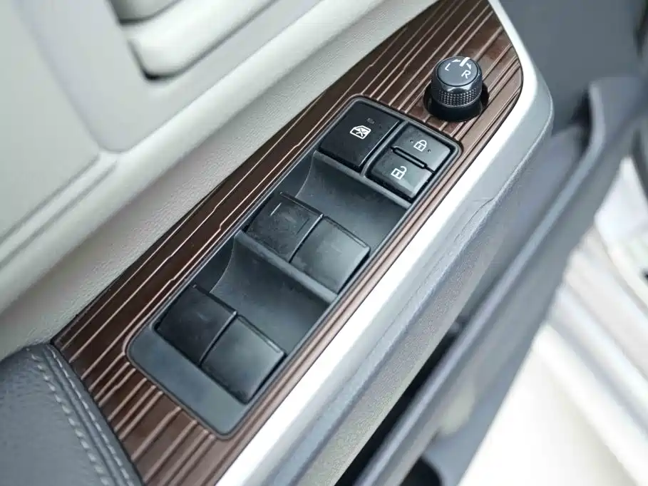Toyota Granvia — фото 10