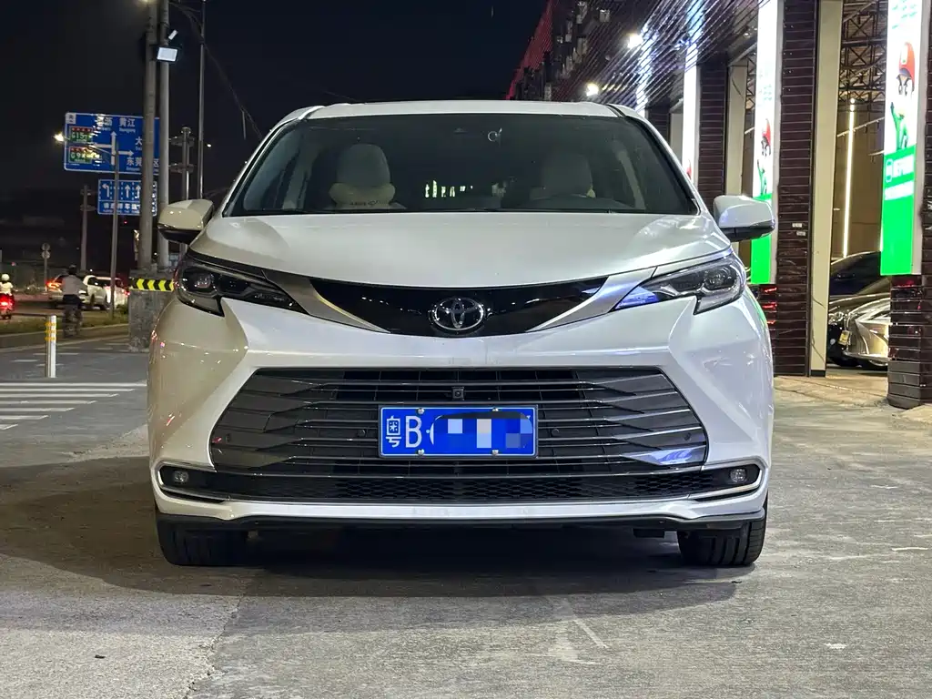 Toyota Sienna — фото 2