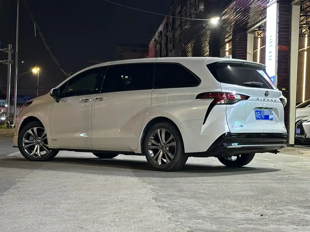 Toyota Sienna — фото 4