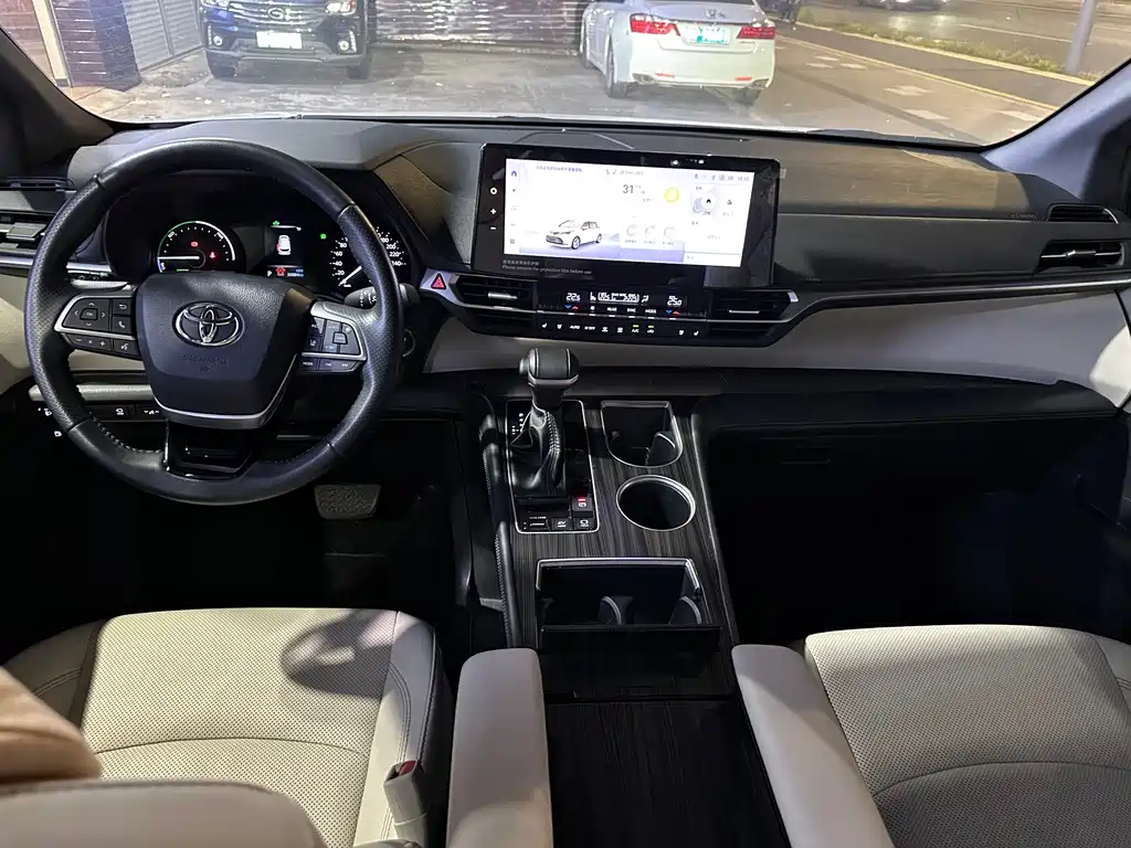 Toyota Sienna — фото 8