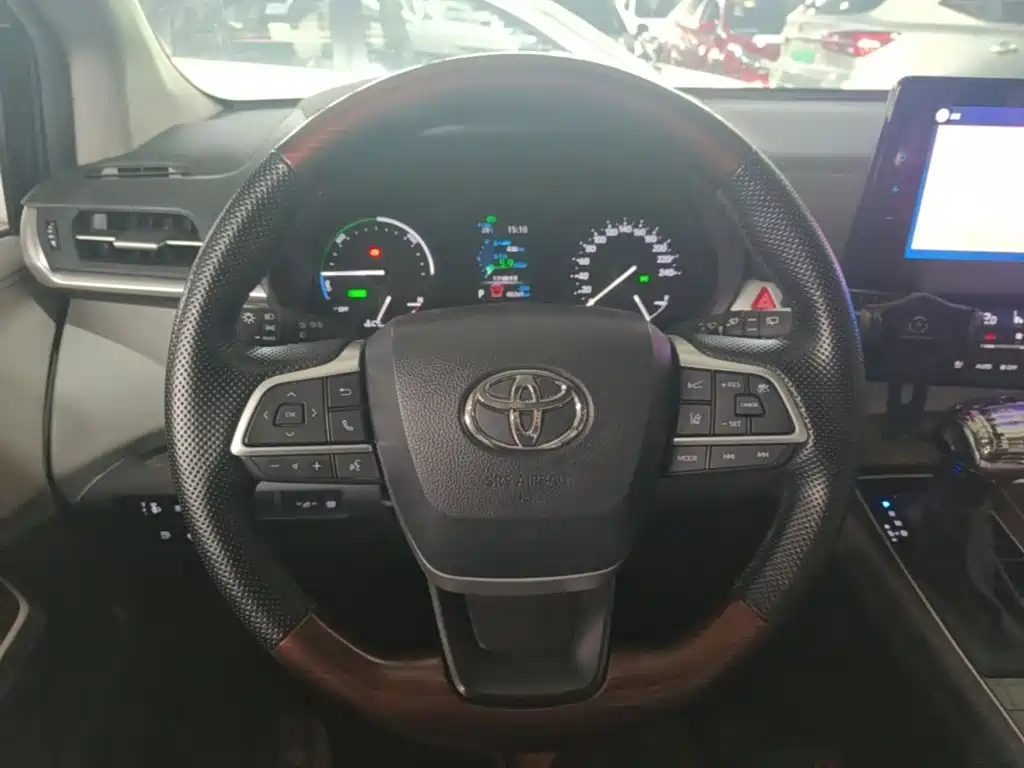 Toyota Sienna — фото 11