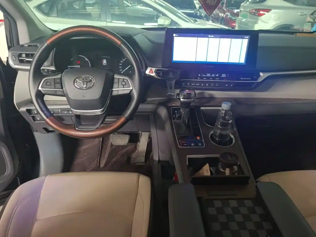 Toyota Sienna — фото 10