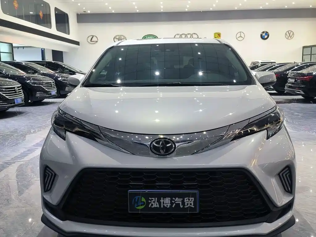 Toyota Granvia — фото 2