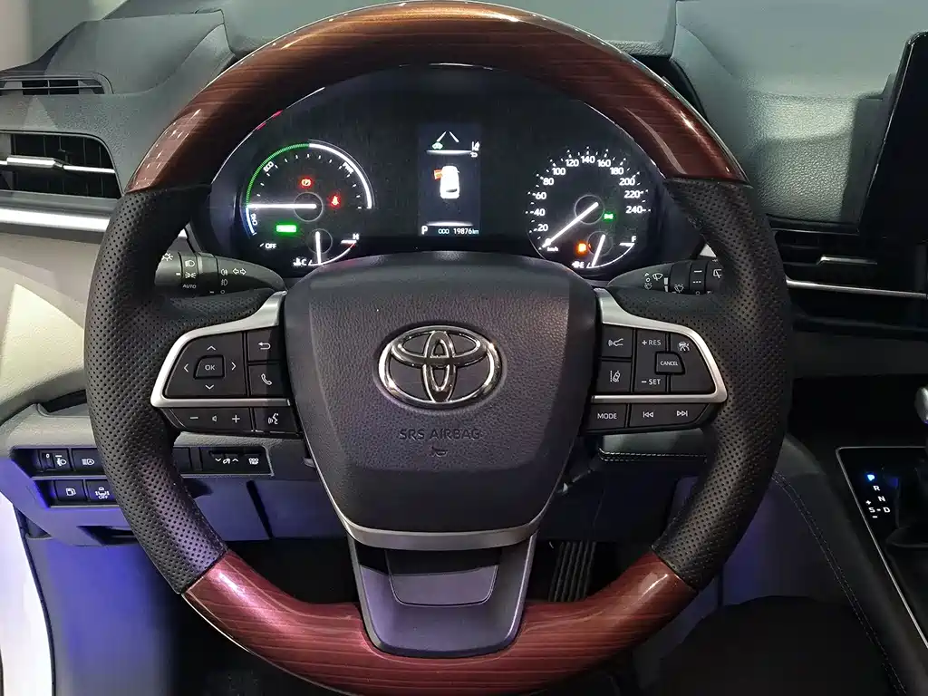 Toyota Granvia — фото 7