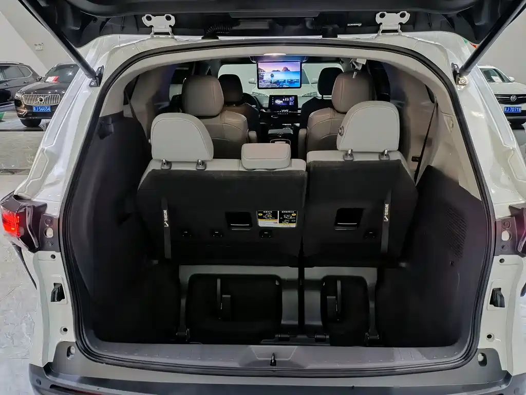 Toyota Granvia — фото 10
