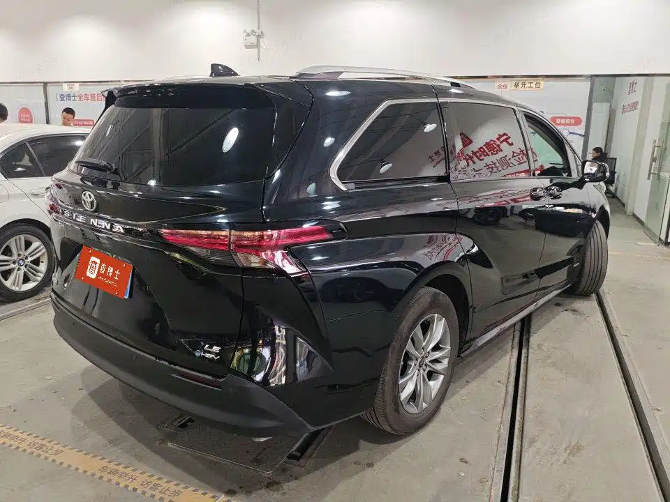 Toyota Sienna — фото 2