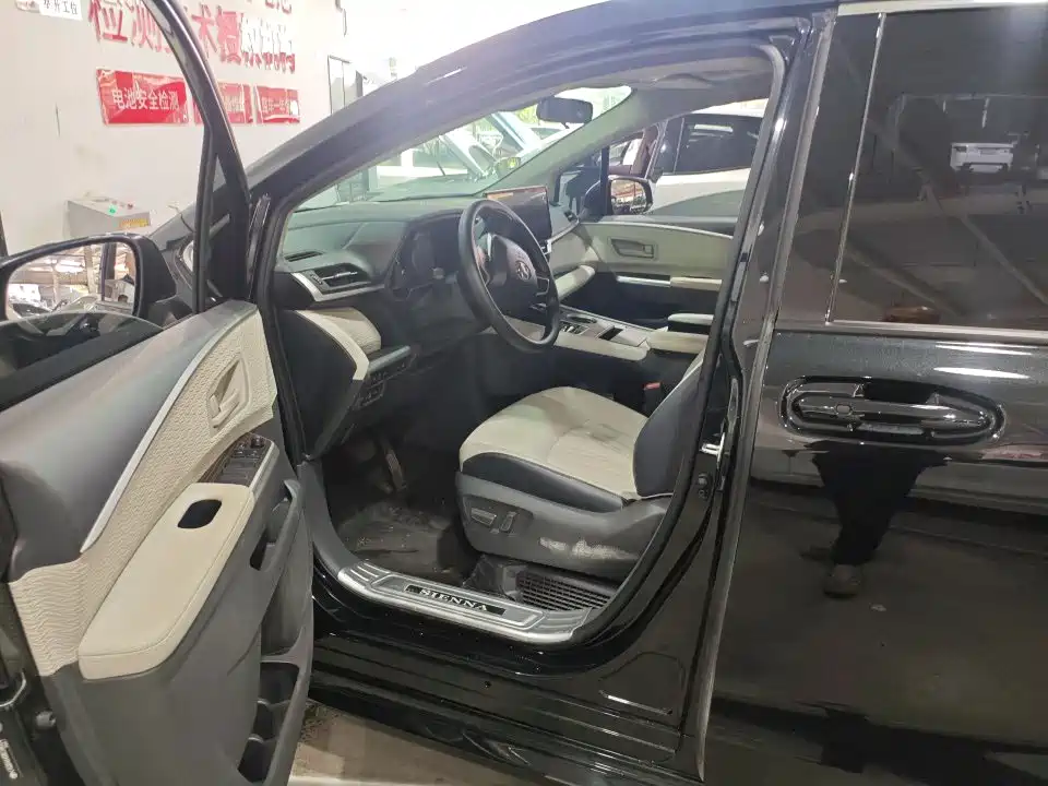 Toyota Sienna — фото 4