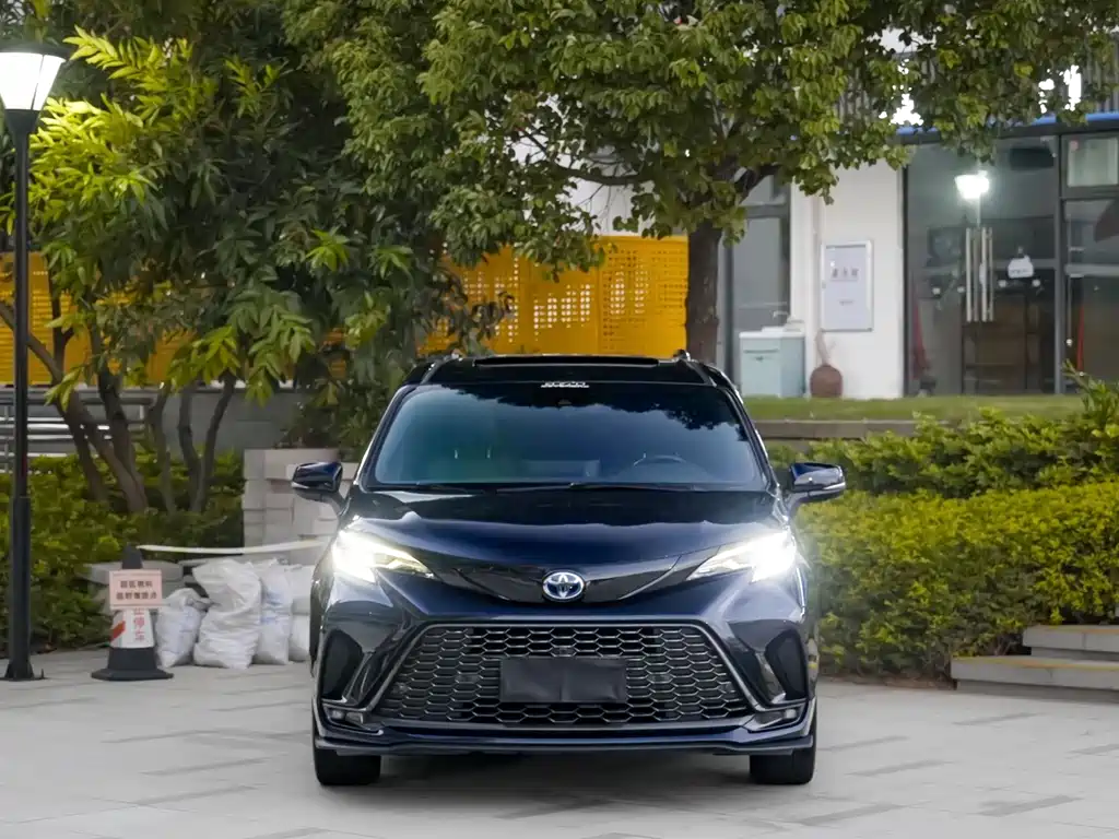 Toyota Granvia — фото 2