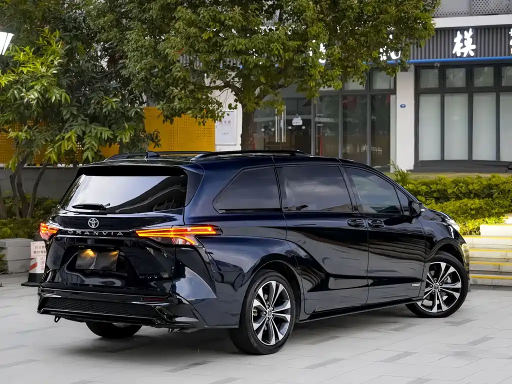 Toyota Granvia — фото 6