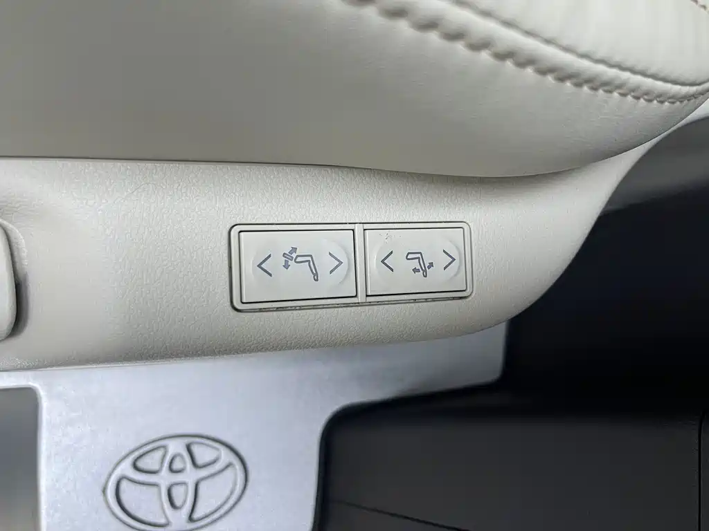 Toyota Sienna — фото 11