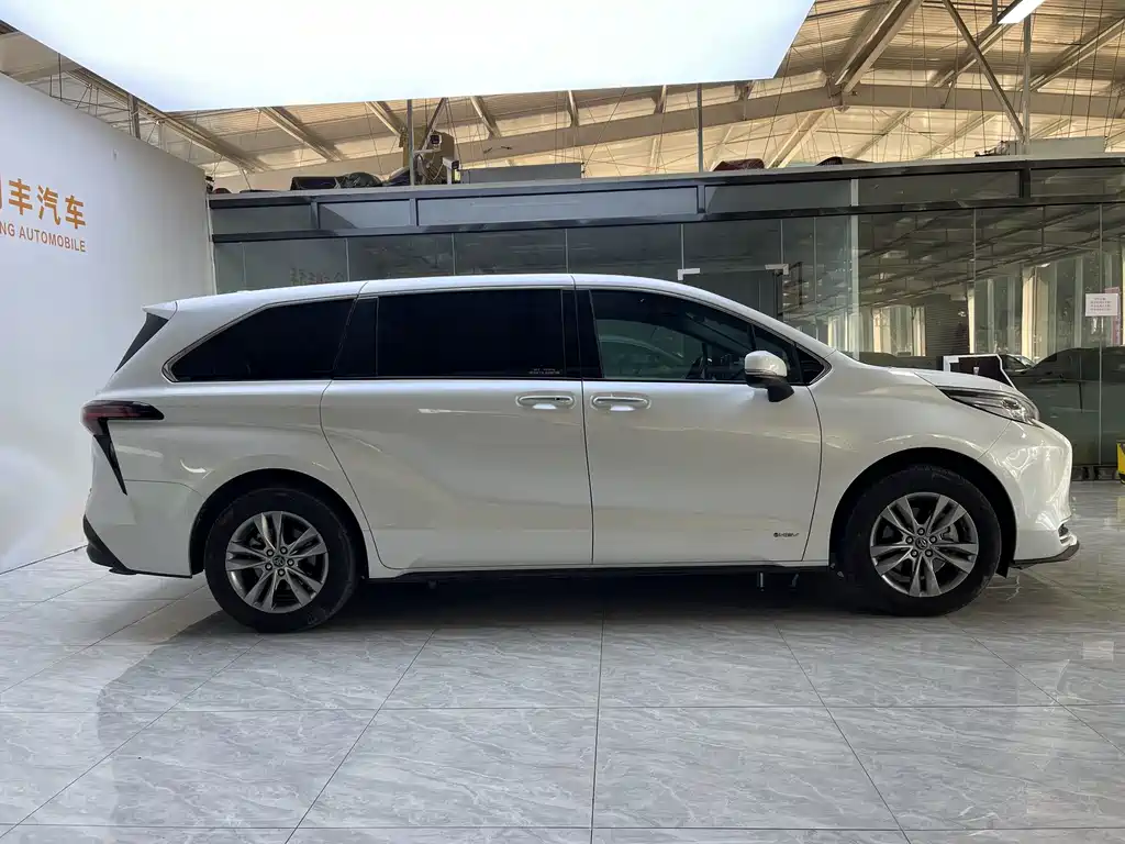 Toyota Sienna — фото 13