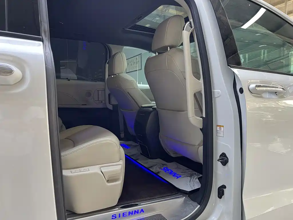 Toyota Sienna — фото 14