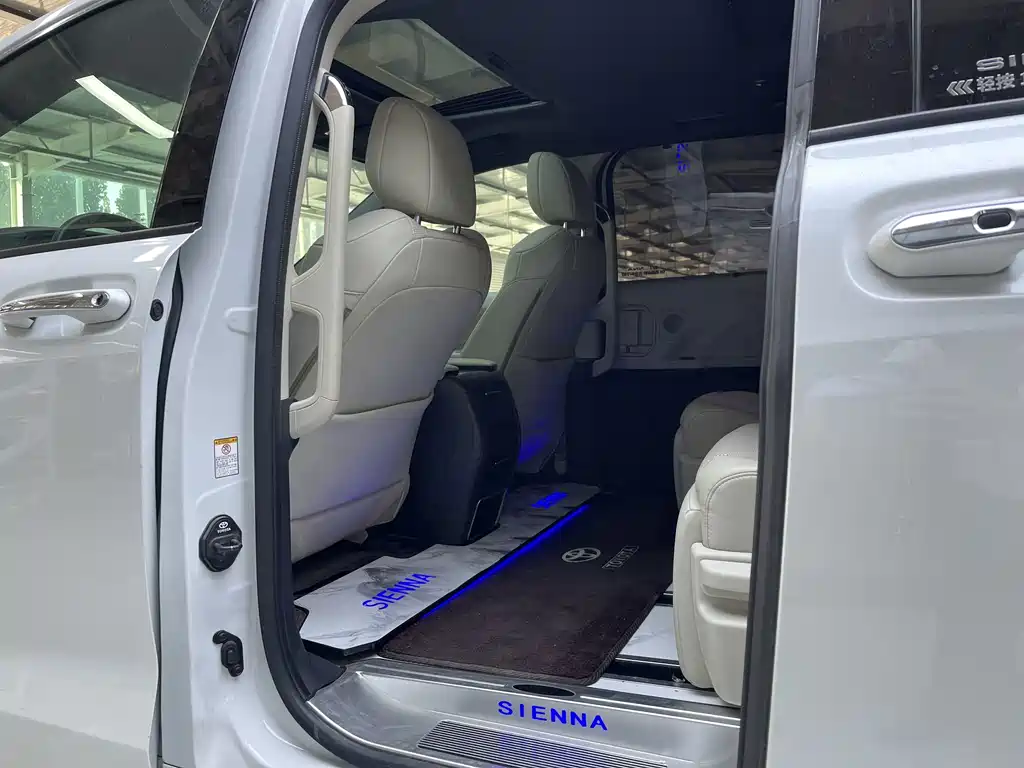 Toyota Sienna — фото 16