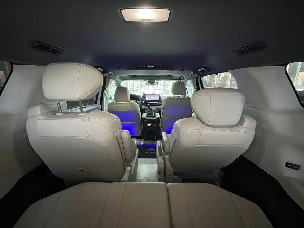 Toyota Sienna — фото 21
