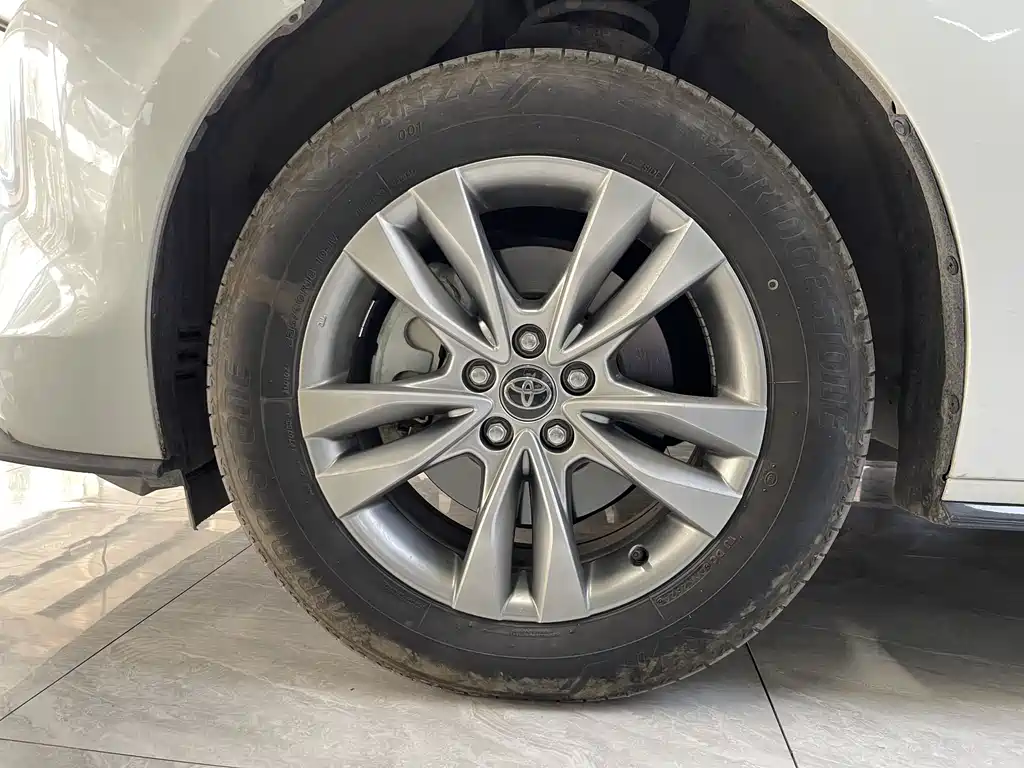 Toyota Sienna — фото 27