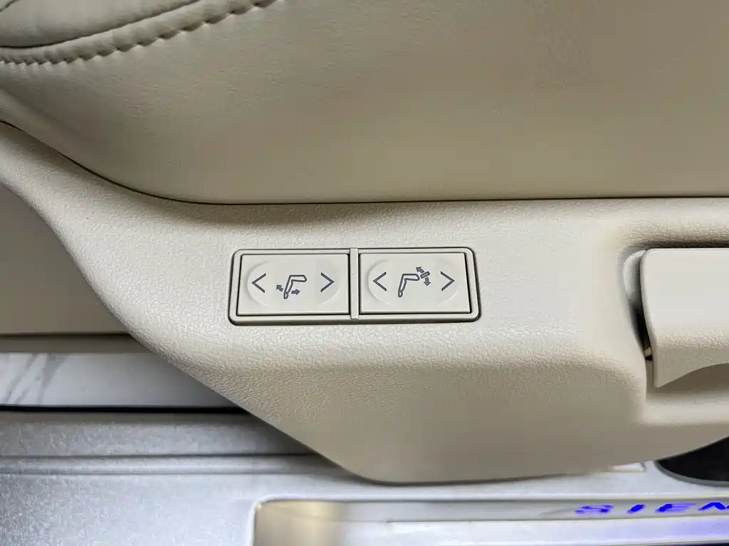 Toyota Sienna — фото 6