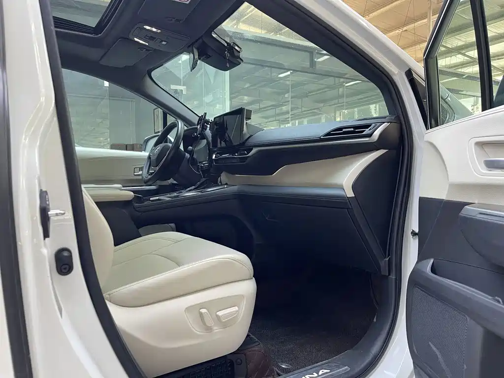 Toyota Sienna — фото 10