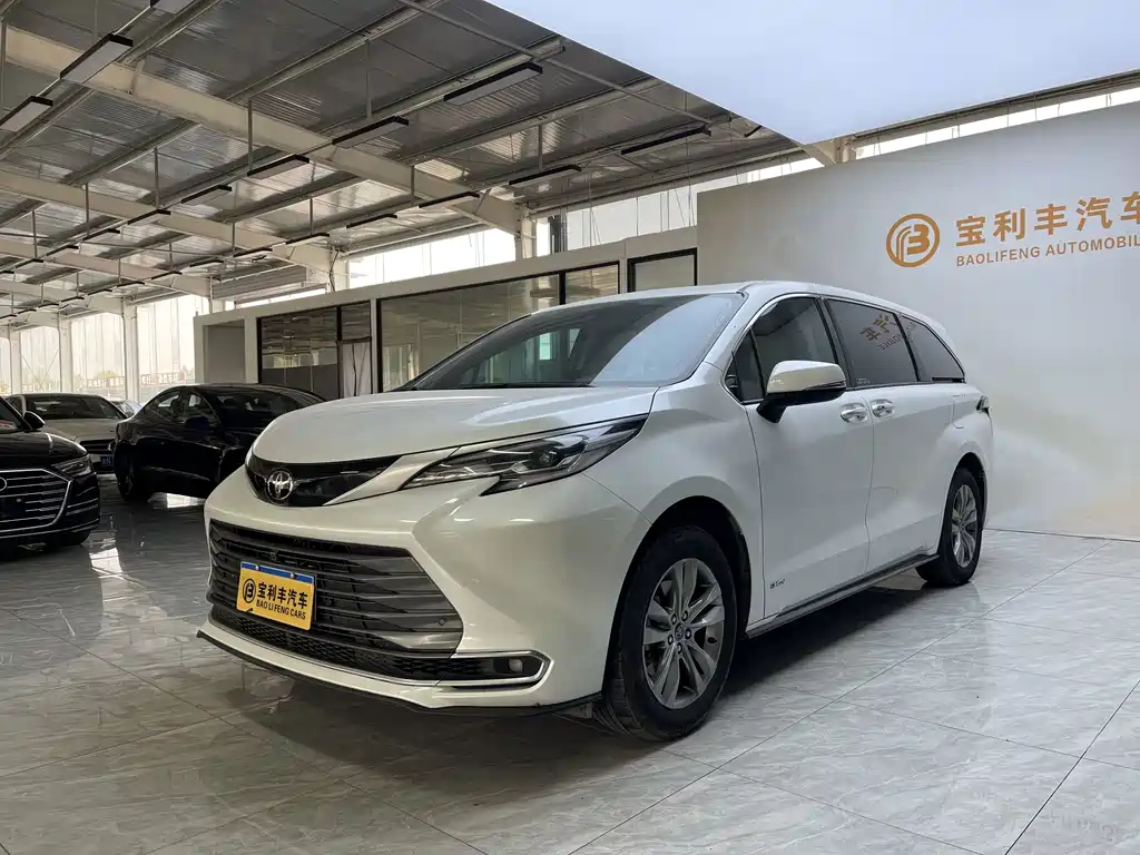 Toyota Sienna — фото 1