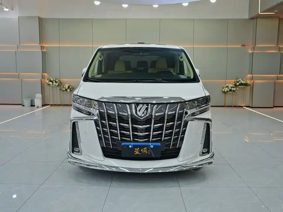 Toyota Alphard — фото 2
