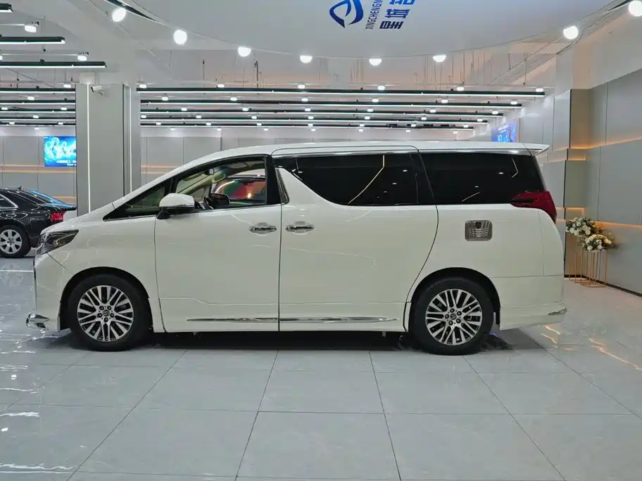 Toyota Alphard — фото 12
