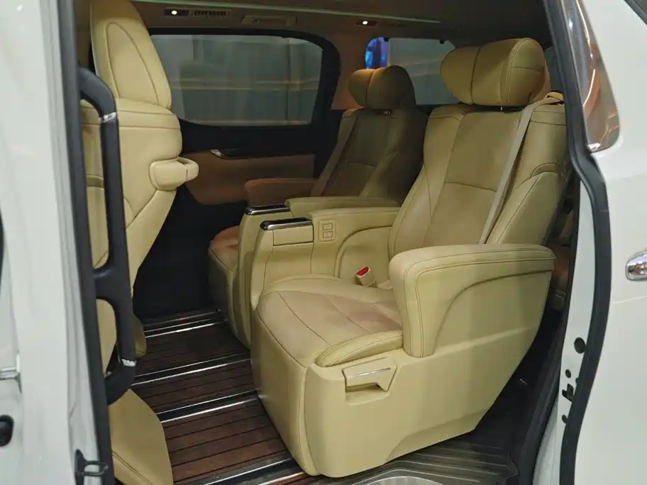 Toyota Alphard — фото 5
