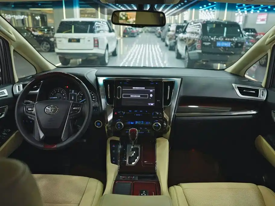 Toyota Alphard — фото 6