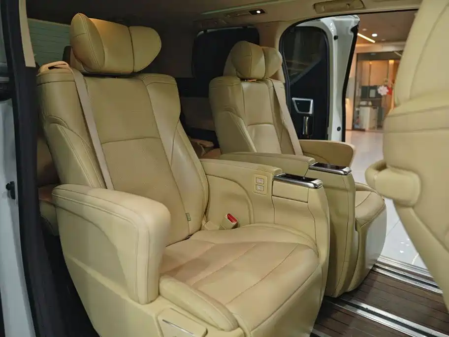 Toyota Alphard — фото 7