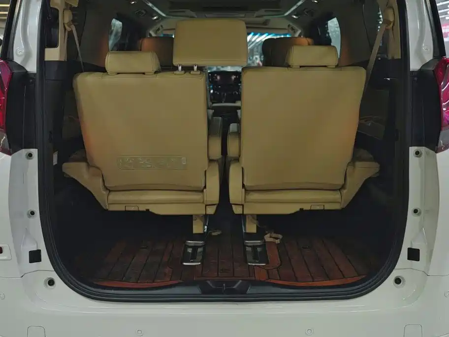 Toyota Alphard — фото 9