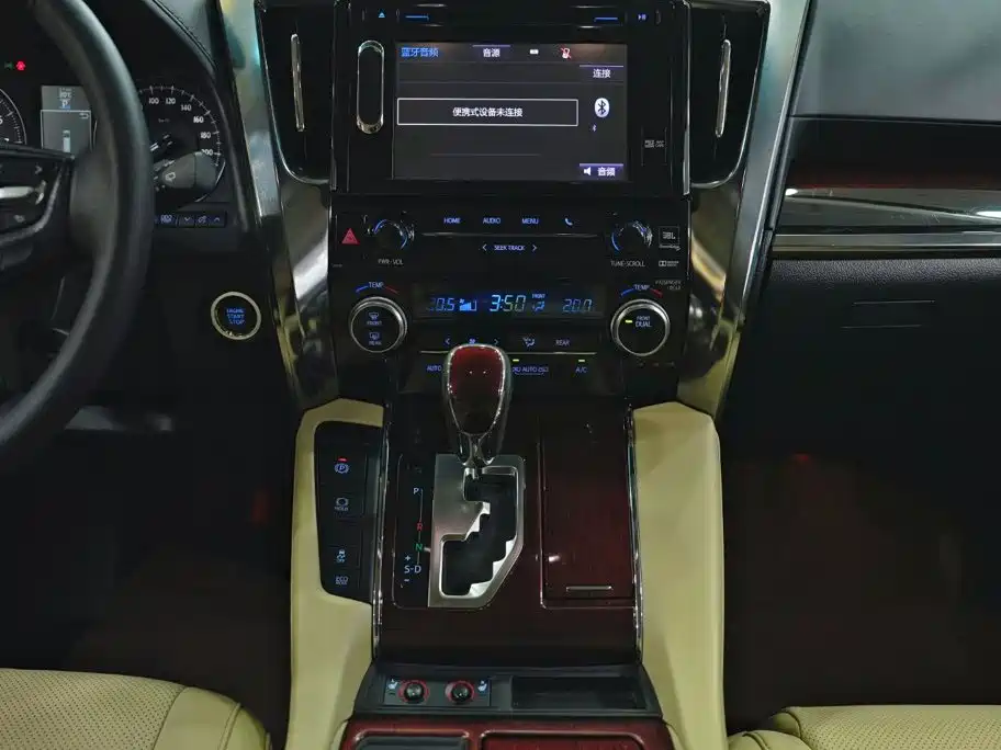 Toyota Alphard — фото 10