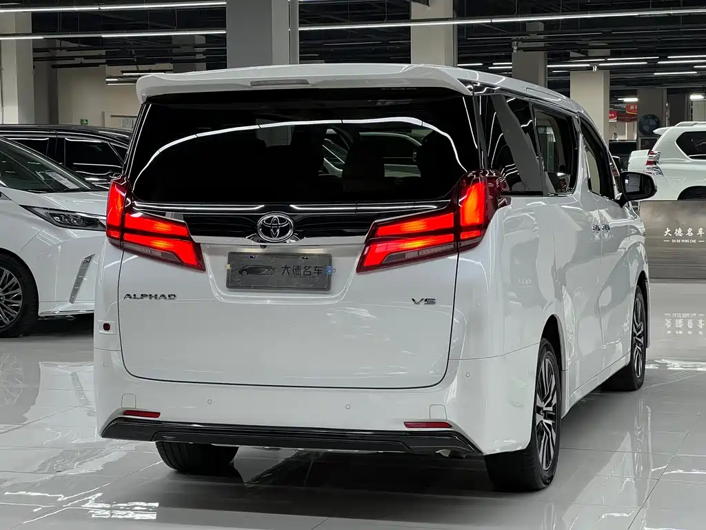 Toyota Alphard — фото 4