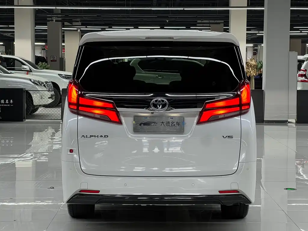 Toyota Alphard — фото 5