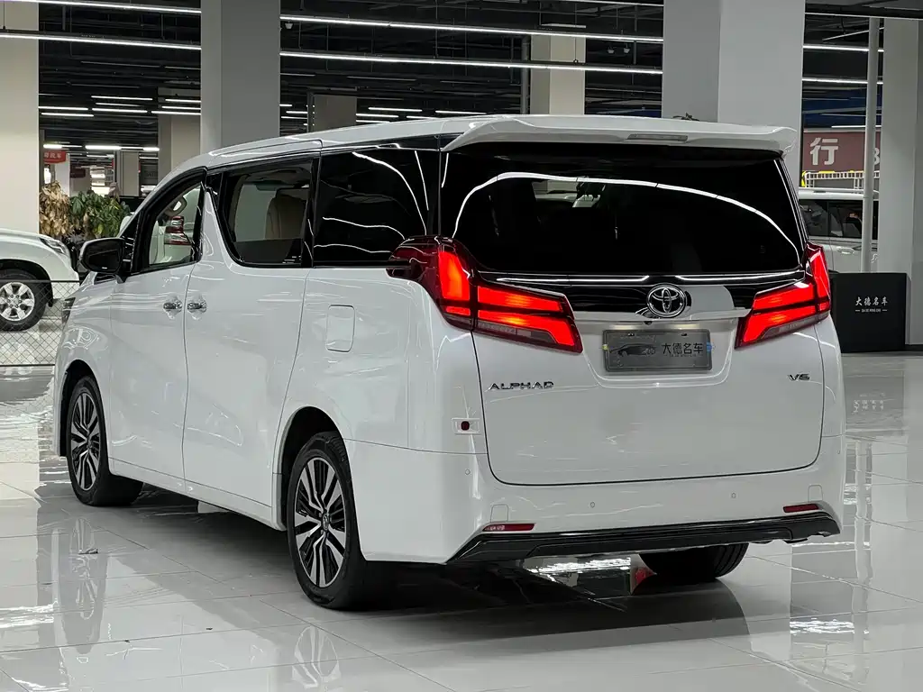 Toyota Alphard — фото 6