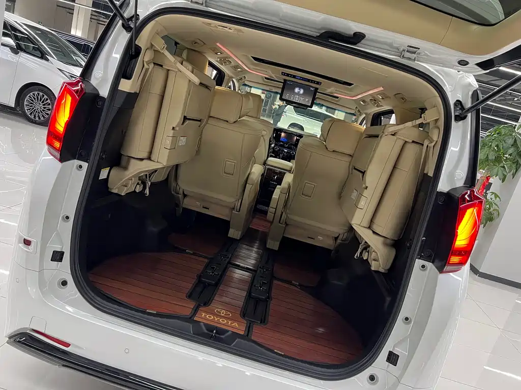 Toyota Alphard — фото 8