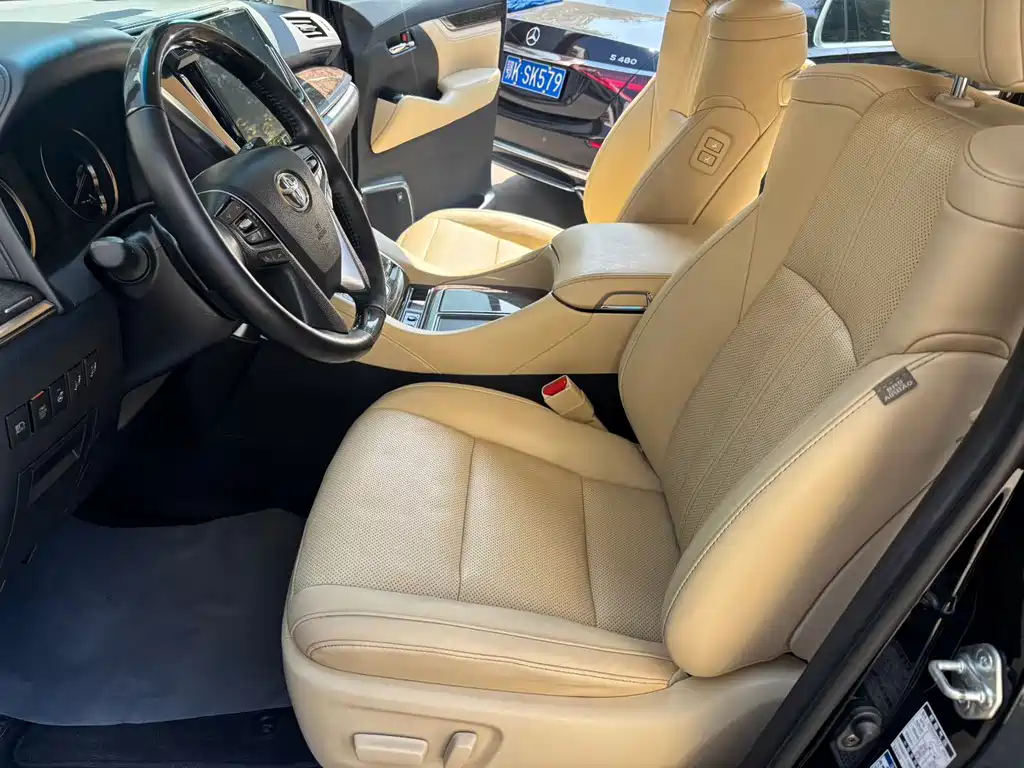 Toyota Alphard — фото 3