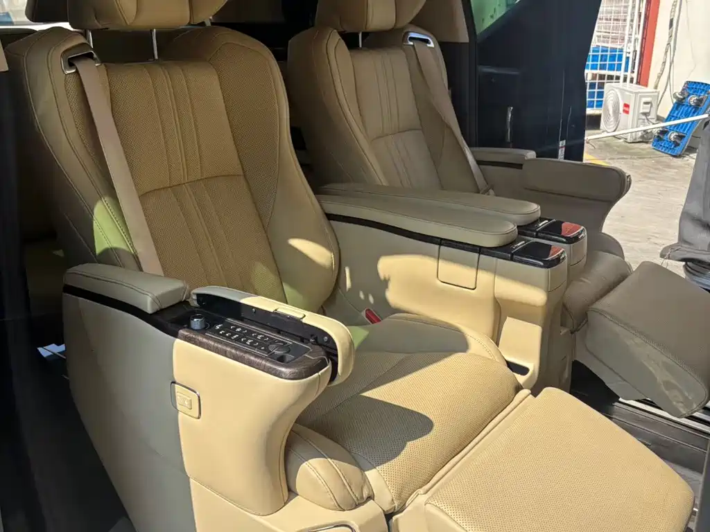 Toyota Alphard — фото 4